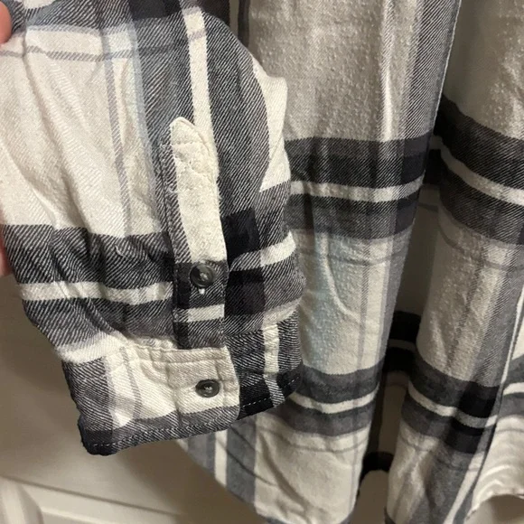 American Eagle Outfitters Black and White Plaid Button Down Shirt - Picture 10 of 11